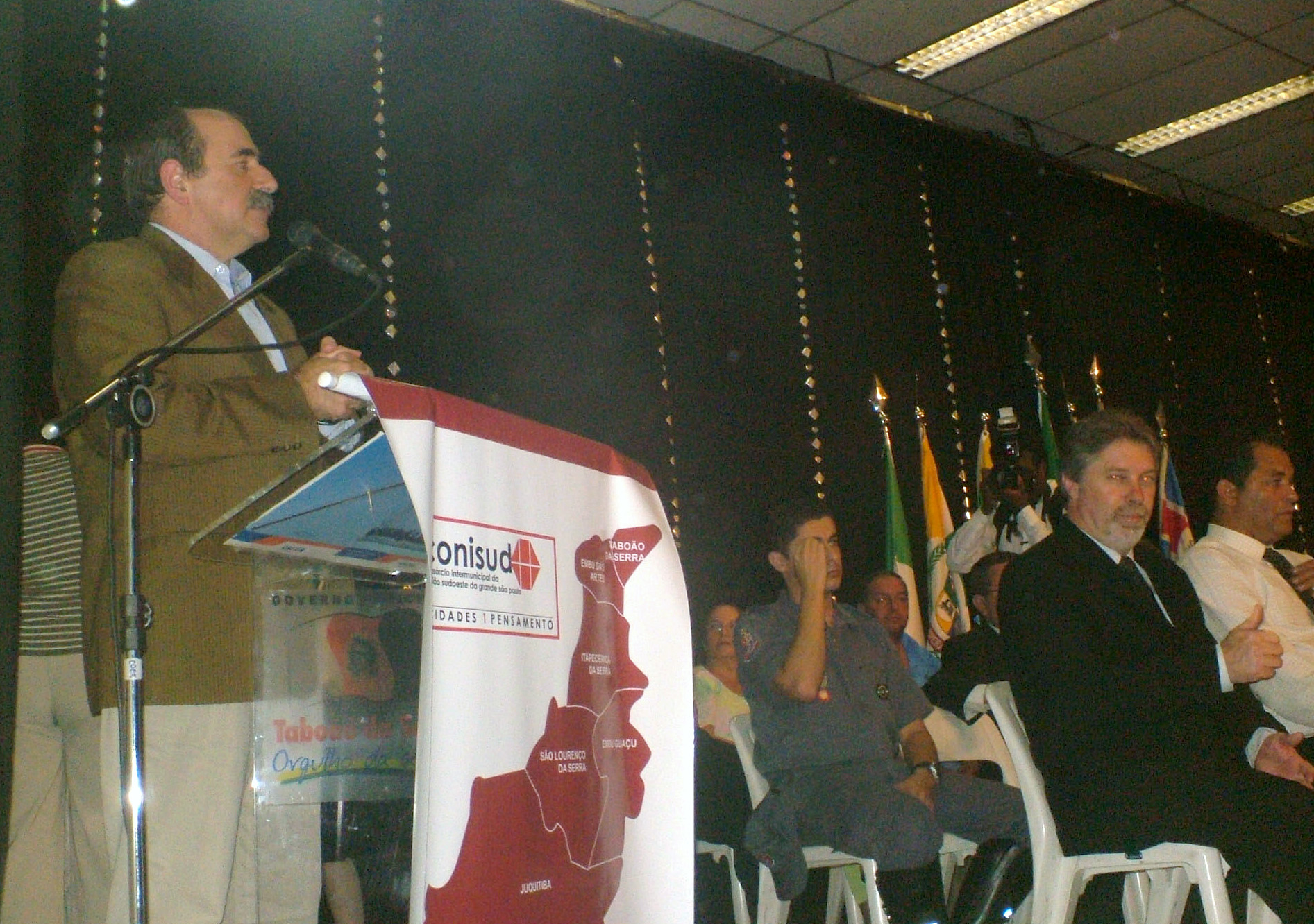 Deputado Joo Caramez participa da posse do novo presidente do Consrcio Intermunicipal da Regio Sudoeste da Grande So Paulo (Conisud)<a style='float:right;color:#ccc' href='https://www3.al.sp.gov.br/repositorio/noticia/03-2008/CARAMEZ  CONISUD.jpg' target=_blank><i class='bi bi-zoom-in'></i> Clique para ver a imagem </a>
